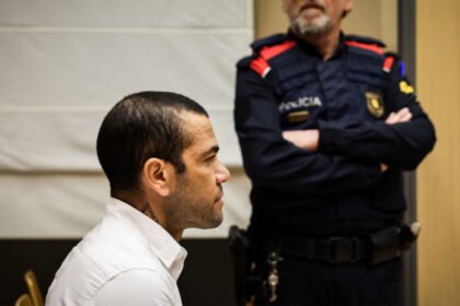 El futbolista Dani Alves se sienta en el banquillo para ser juzgado por los hechos acontecidos el 30 de diciembre de 2022 en la discoteca Sutton de Barcelona.