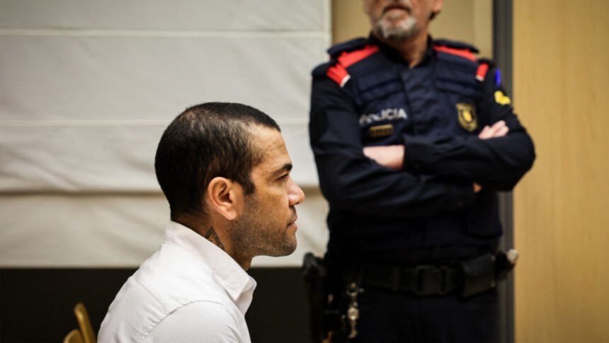 El futbolista Dani Alves se sienta en el banquillo para ser juzgado por los hechos acontecidos el 30 de diciembre de 2022 en la discoteca Sutton de Barcelona.