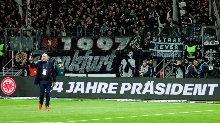 Fischer con una camisa del Eintracht Frankfurt