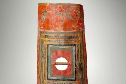 Imagen del escudo romano restaurado que fue encontrado en la antigua ciudad siria de Dura Europos.