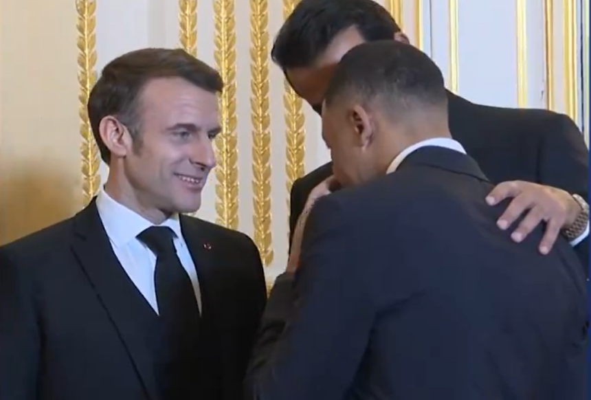 Macron, Mbappé y Tamim bin Hamad Al Thani durante la cena en el Elíseo.