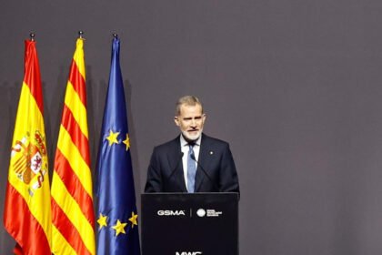 El Rey ignora los desprecios de Aragonés: «Siempre es un placer regresar a Barcelona»