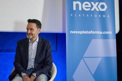 Edmundo Bal junto a un cartel de su partido 'Nexo'.