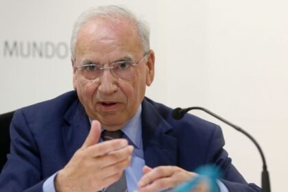 Alfonso Guerra achaca a la amnistía los resultados en las gallegas