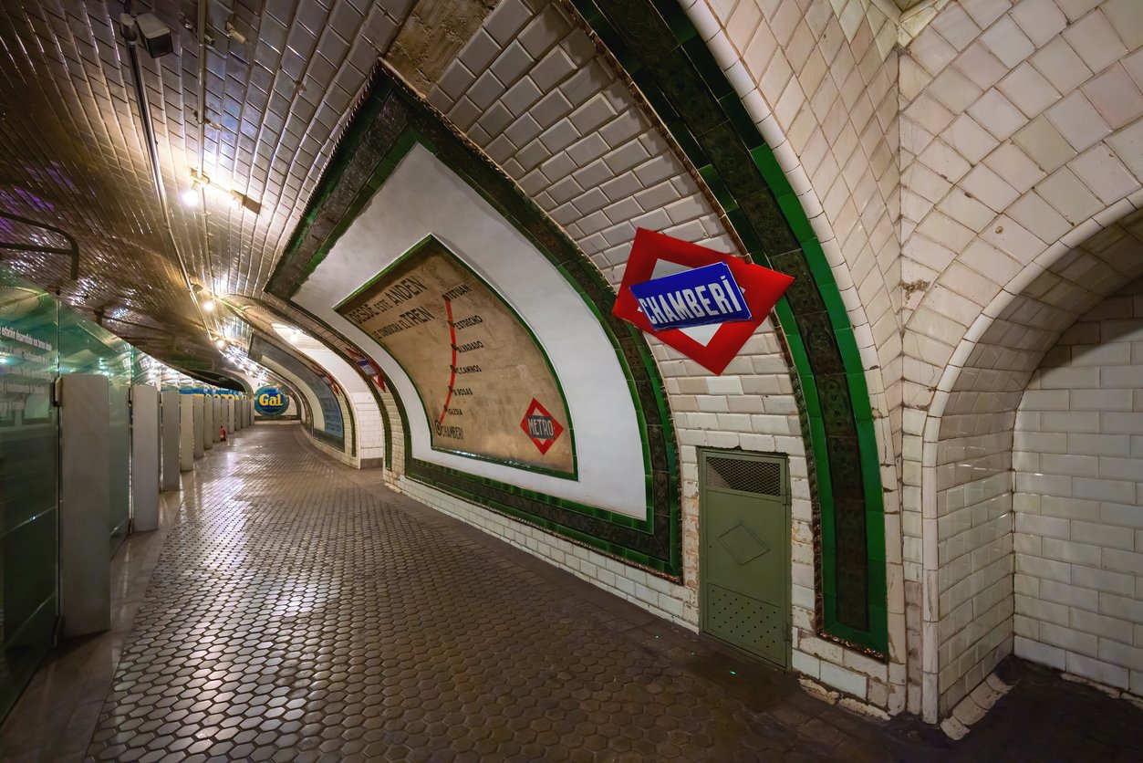 Interior de la antigua estación de Chamberí del metro de Madrid.