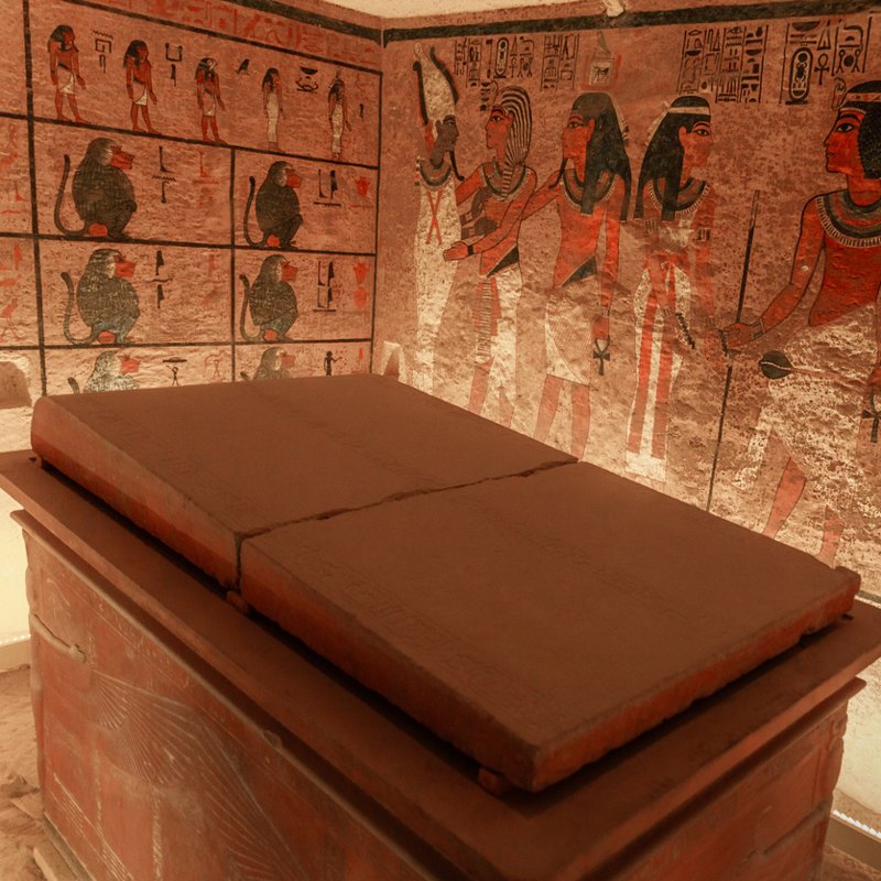 El sarcófago de cuarcita de Tutankamón en su cámara funeraria, una vez retiradas las capillas doradas que lo ocultaban.