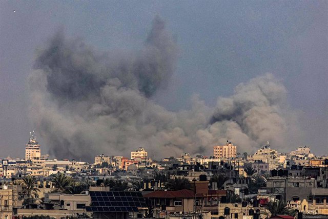 Al menos doce muertos en nuevos bombardeos de Israel contra la Franja de Gaza Imagen de archivo de un ataque contra la localidad de Jan Yunis, en Gaza.