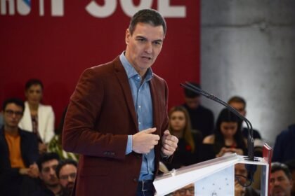 Sánchez dice que la 'fachosfera' es la ultraderecha y los medios que crispan y polarizan: "Huele a naftalina"