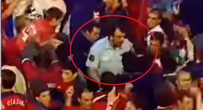 Imagen de Koldo García trabajando como seguridad en el estadio de El Saldar el día que el Osasuna ascendió a Primera División en el año 2000.