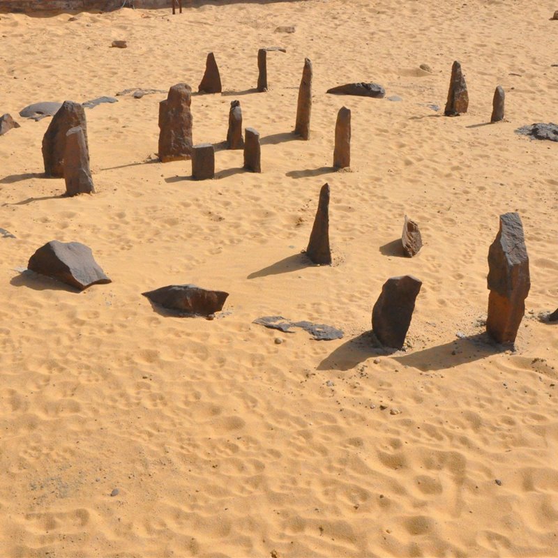 Nabta Playa se compone de diversos restos arqueológicos descubiertos en la década de 1970 por el profesor Fred Wendorf. En la imagen, reproducción del crómlech en el Museo Nubio de Asuán.