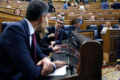 Pedro Sánchez conversa con Félix Bolaños