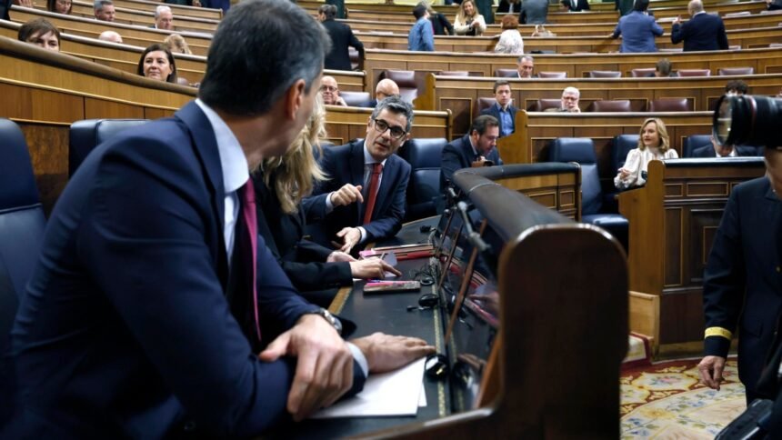 Pedro Sánchez conversa con Félix Bolaños