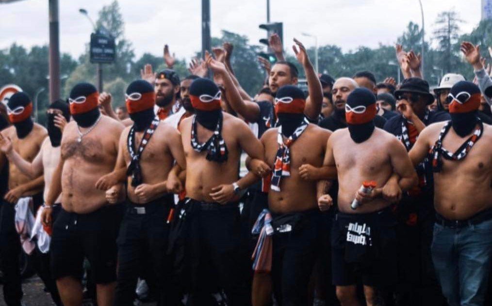 Ultras del PSG en la previa de un partido frente al Lens.