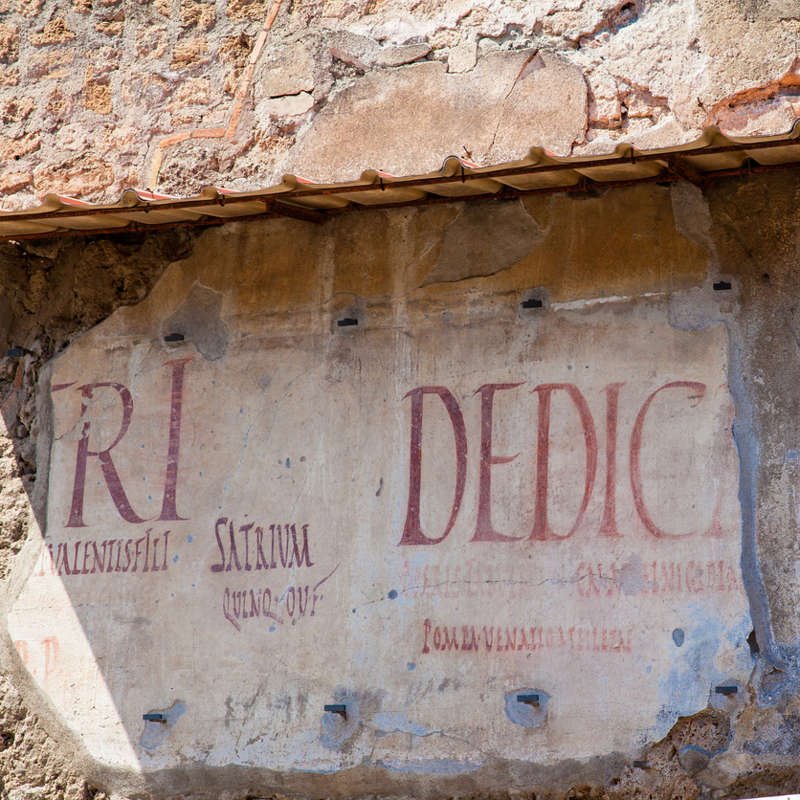 Una pared llena de grafitis electorales en la antigua Pompeya.