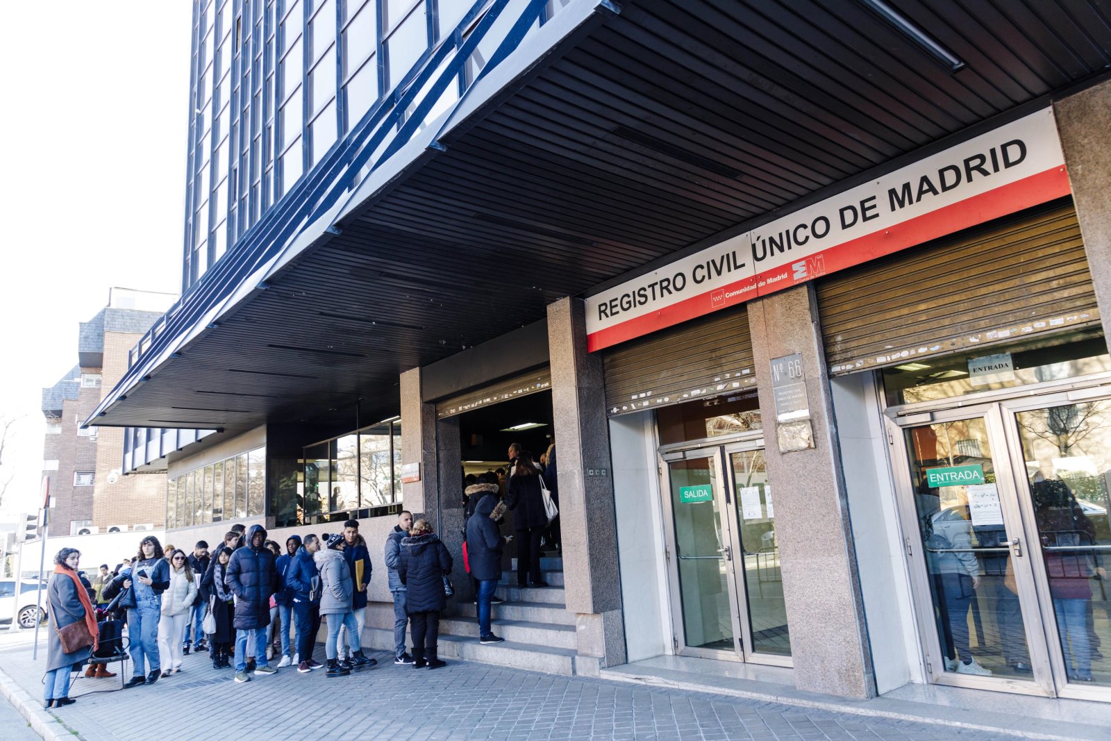 Varias personas hacen cola en el Registro Civil de Madrid.