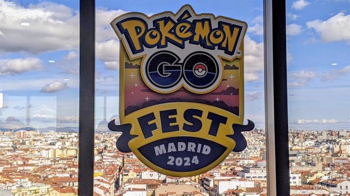 Emblema del evento Pokémon Go Fest y su celebración en Madrid con la ciudad de fondo