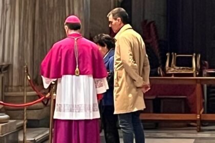 Pedro Sánchez junto a la embajadora de España ante el Vaticano, Isabel Celáa.