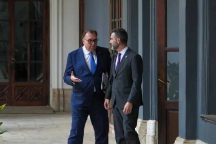 El debate sobre la tasa turística llega al Parlamento andaluz y a la mesa de diálogo entre la Junta, la FAMP y la CEA