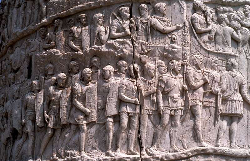 Detalle de la columna trajana en el que puede verse a un grupo de legionarios portando cada uno su scutum.