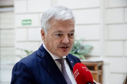 Reynders podrá seguir mediando entre PP y PSOE para desbloquear el CGPJ hasta el 25 de abril tras retrasar su excedencia