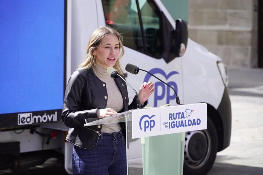 El PP afirma que el 12M será "decisivo" porque Sánchez y Puigdemont se "necesitan" para seguir en el poder