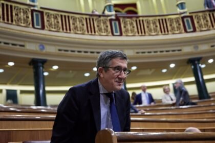 Patxi López acusa a los gobiernos del PP de hacer "de las necesidades públicas negocios privados"