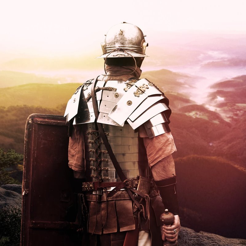 Legionario romano contemplando el horizonte tras una batalla.
