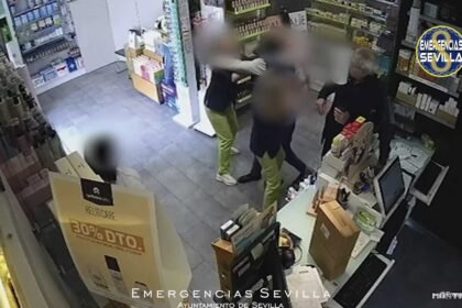 Así ha atracado un hombre una farmacia en Sevilla y ha agredido a la empleada que intentó evitarlo