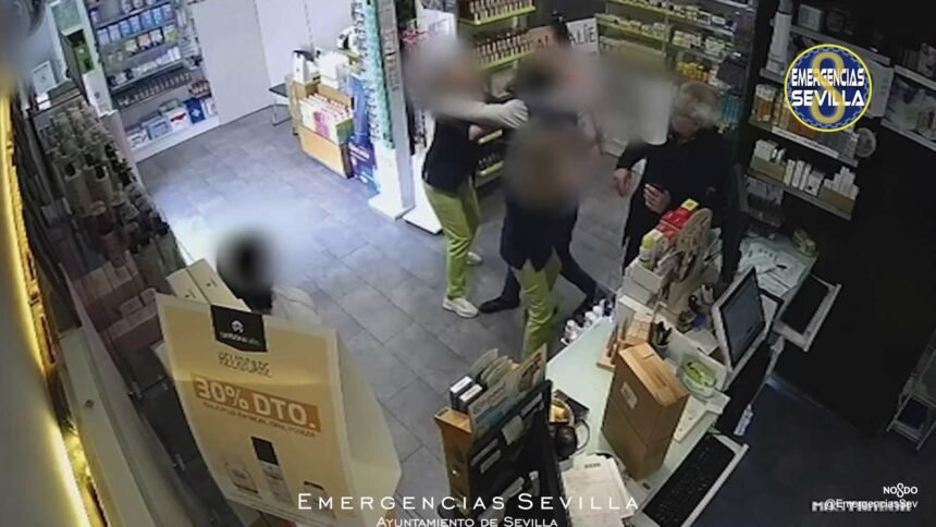 Así ha atracado un hombre una farmacia en Sevilla y ha agredido a la empleada que intentó evitarlo