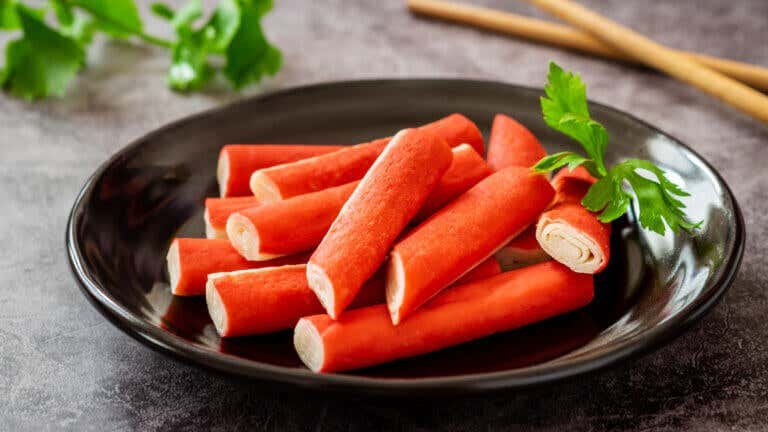 Surimi: ¿qué es y de qué están hechos estos «palitos de cangrejo»?