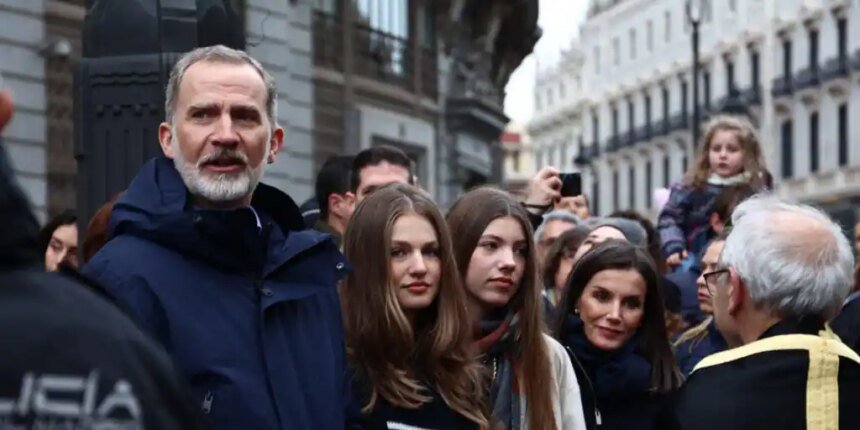 Los Reyes y sus hijas acuden a la procesión del Encuentro pese a la lluvia en Madrid