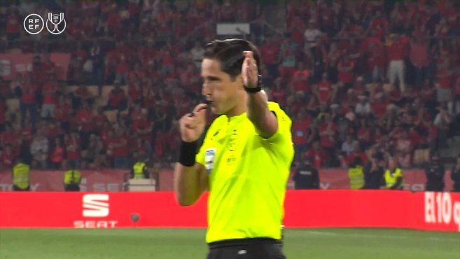 Los sonidos de Munuera Montero en la final de Copa: "Pisa el balón y se cae, no hay nada"