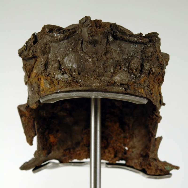 Imagen frontal del casco antes de haber sido sometido a una restauración por parte del Museo Británico.