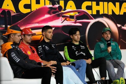 Los 'niños' flipan con Alonso
