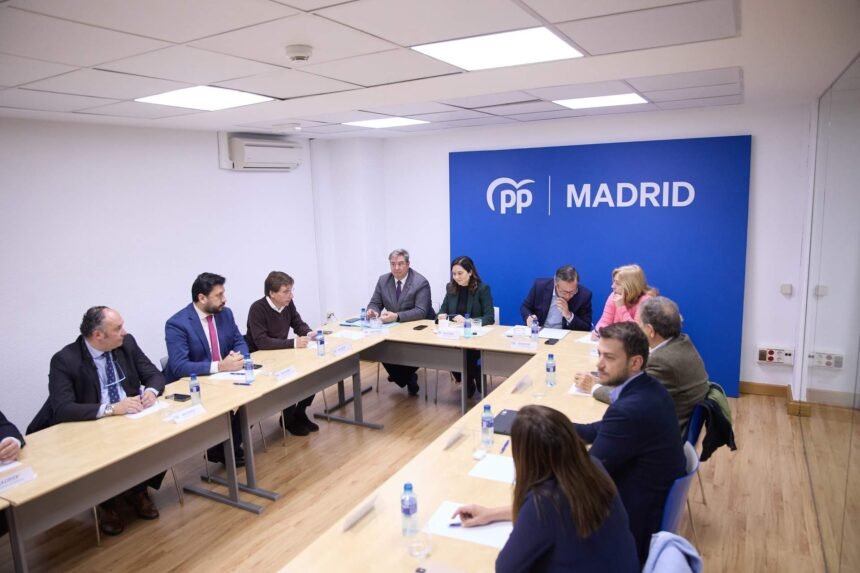 Serrano recrimina a Puente sus acusaciones sobre Ayuso para tapar el 'caso Koldo': "Está puesto para esparcir basura"