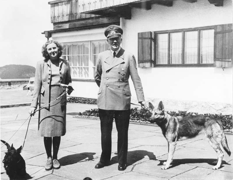 26  Hitler y Blondi (Bundesarchiv)