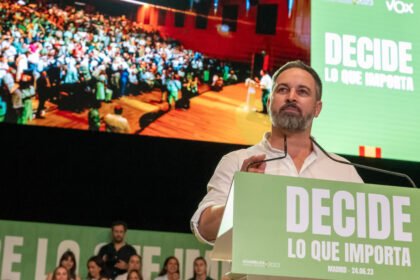 Santiago Abascal participa en un mitin electoral en Bilbao, en directo