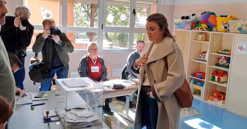 La candidata de Sumar acude a votar y olvida su papeleta