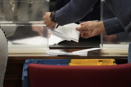 El voto del extranjero no deshace el empate independentista de las elecciones vascas