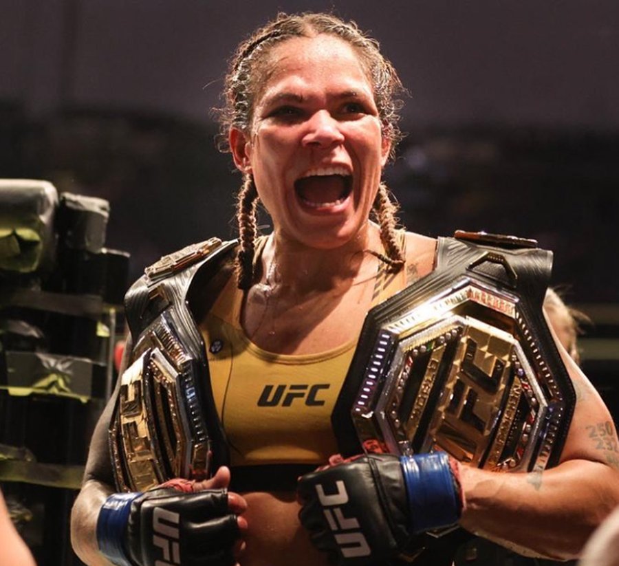 Amanda Lourenço Nunes es una exluchadora brasileña de artes marciales mixtas que compitió en la categoría de peso gallo y peso pluma de UFC en donde fue campeona en ambas.