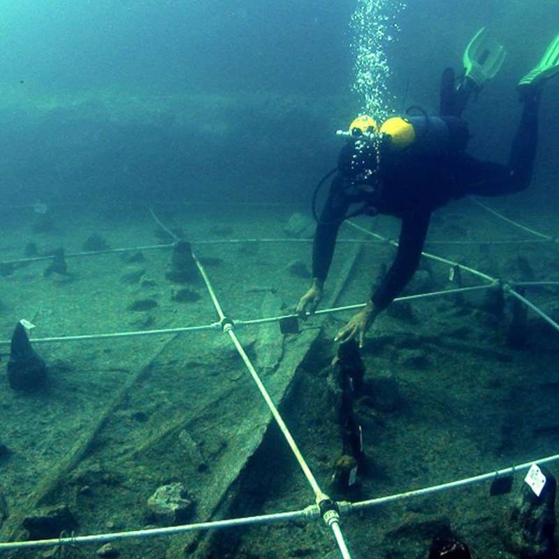 Arqueólogo durante uno de los momentos de la excavación de la canoa número cinco.