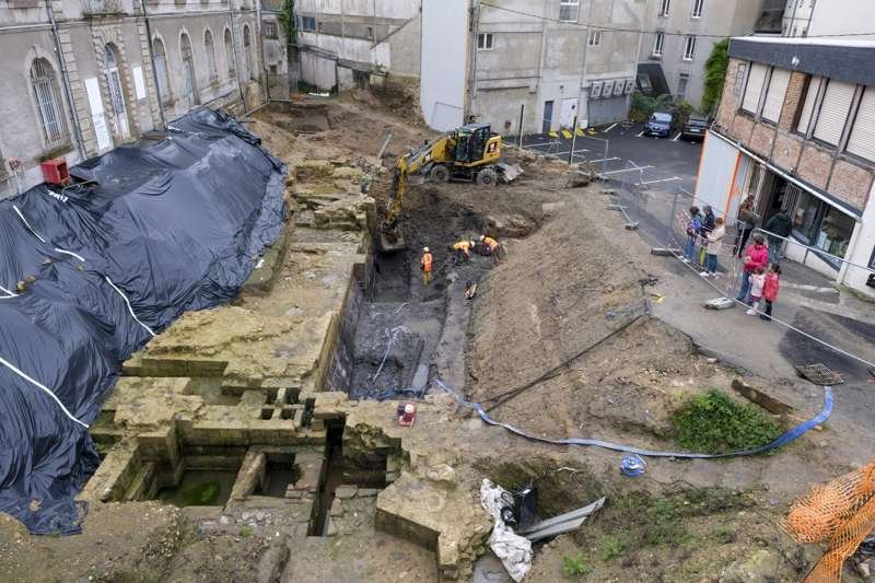 Arqueólogos del INRAP durante los trabajos de limpieza del foso del castillo.