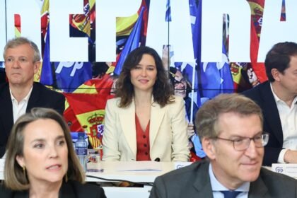 Ayuso reta al PSOE a que la cite: "Tengo varias cosas de Salvador Illa"