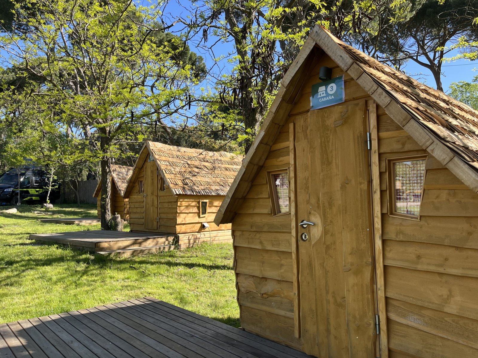 Bungalós dentro del Camping Osuna, el único en la ciudad de Madrid.