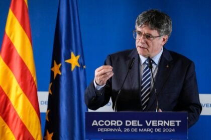 El expresidente de la Generalitat y candidato de Junts a las elecciones catalanas, Carles Puigdemont