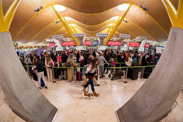 Control de pasajeros en el aeropuerto de Barajas.