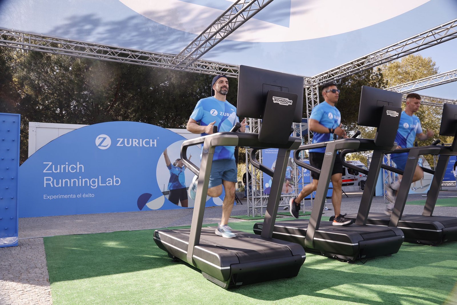Deportistas en las cintas de correr instaladas.