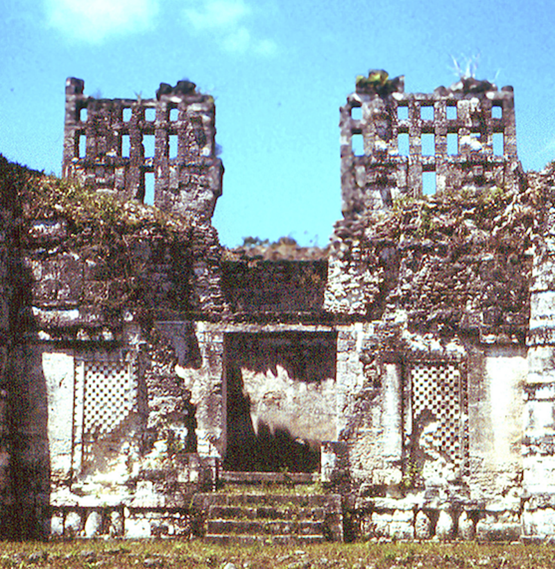 Detalle de la mampostería de la arquitectura del sitio maya de Río Bec, en Campeche, México.