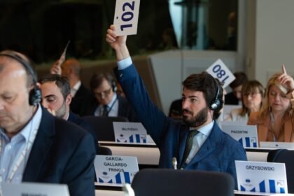 Gallardo defiende limitar la "sobreprotección del lobo" para proteger a los ganaderos de Castilla y León