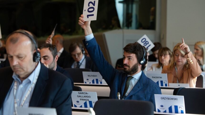 Gallardo defiende limitar la "sobreprotección del lobo" para proteger a los ganaderos de Castilla y León